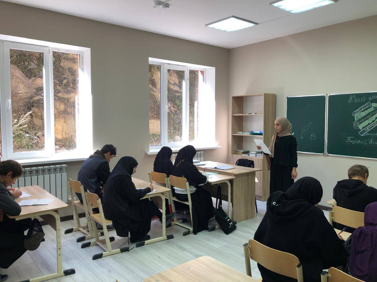 Ученики нашей школы  приняли участие в тотальном диктанте на родном(аварском ) языке..