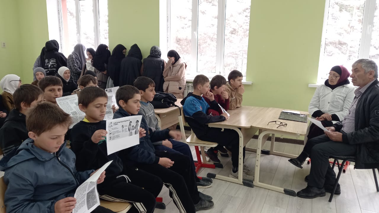 Сегодня в Хибятлинской средней общеобразовательной школе состоялась встреча с детьми, родителями и педагогами, на которой присутствовала заведующая ФАПом села Хибятли Алиева Халимат Гапаровна..